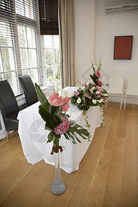 婚礼仪式桌和鲜花图片