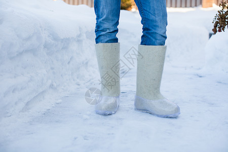 白雪上男士双脚暖靴特写图片