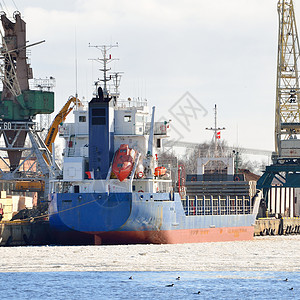 货船在港口装载图片
