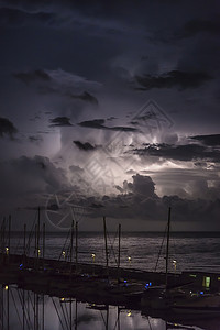 意大利西里岛地中海MarinadiRagusa码头豪华游艇的夜景和西图片