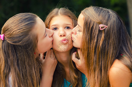 十几岁的女孩被她的朋友亲吻了脸颊图片