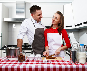 夫妇在厨房一起做饭图片