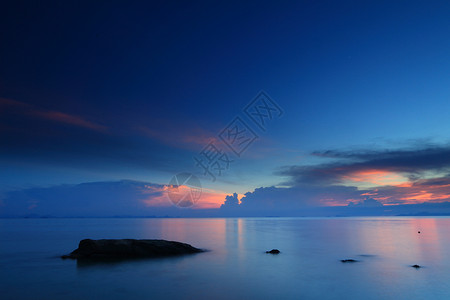 全景戏剧热带日落天空和黄昏的大海图片