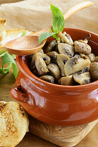 木桌上的香菇和罗勒蘑菇炖肉图片