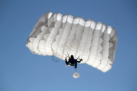蓝天极限运动的跳伞者图片