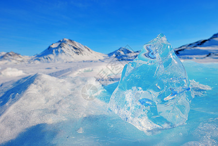 格陵兰的冬雪覆盖的山峰图片