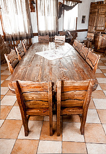 饭厅里的大圆桌和木椅图片