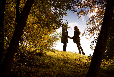 牵手走在秋天公园的恋人图片