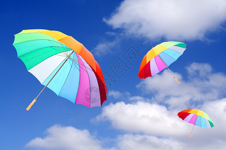 三个彩虹雨伞在丰富的图片