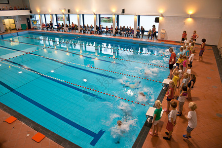 在校游学考试中参加游泳课程的背景图片