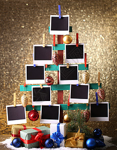 木手用空相片纸和圣诞装饰画做壁木树图片