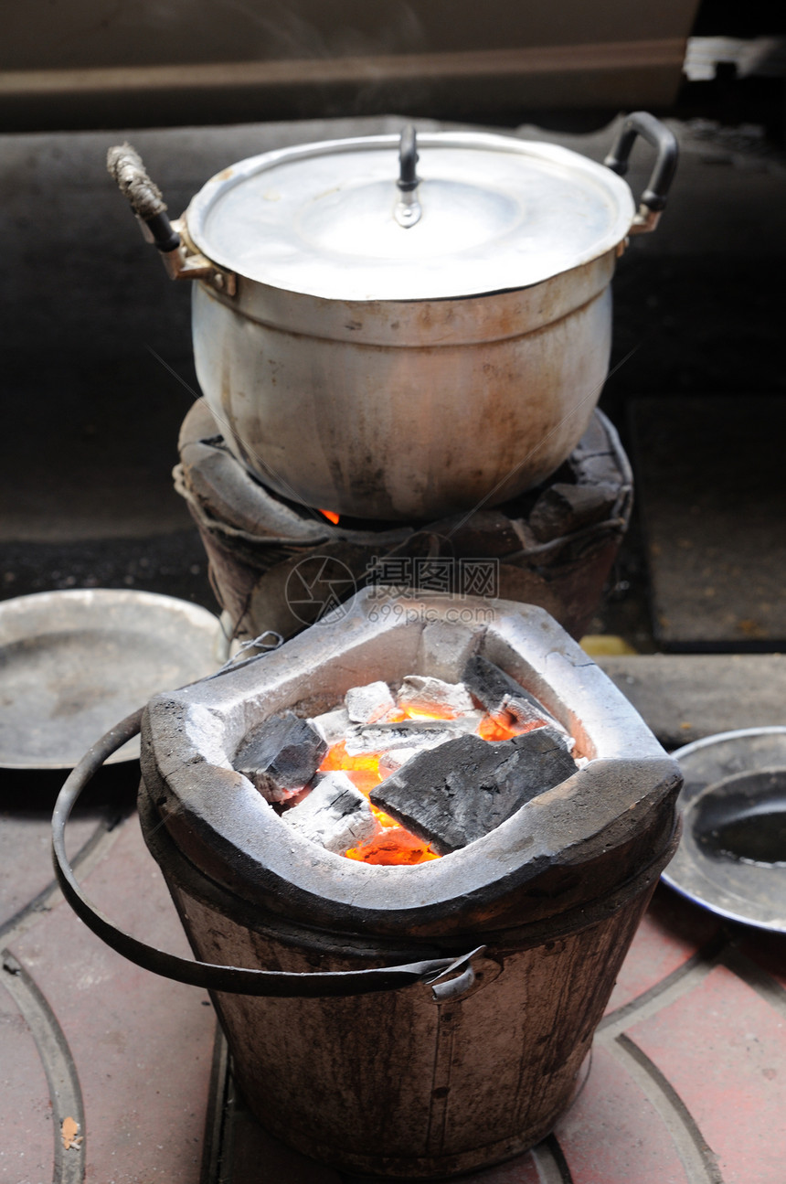 木炭火盆烧制和烹饪锅图片