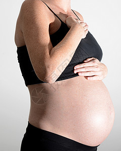 孕妇因胃灼热而捂住胸部和喉咙图片