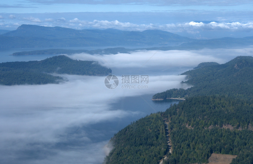 加拿大太平洋沿岸最南端的海湾群岛之一的鸟瞰图图片