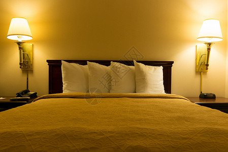 皇后床大小的旅馆卧图片
