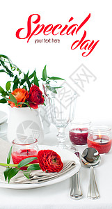 节日餐桌摆放红黄油花蜡烛餐巾和白色背景图片
