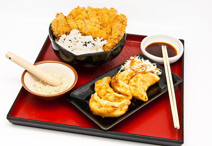 日本食品风格炒鸡和炸图片