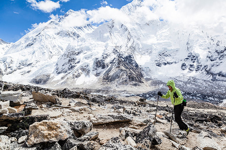 在尼泊尔喜马拉雅山上徒步旅行的年轻女子在珠穆朗玛峰和努普茨Nup图片