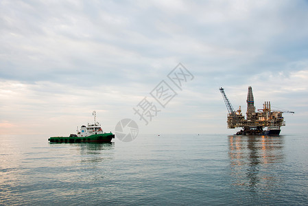 石油钻井平台被拖入海中图片