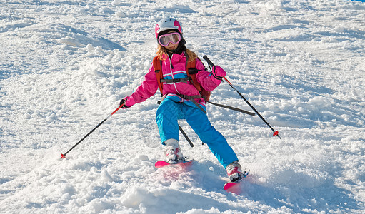 小女孩在滑雪度假村的山图片