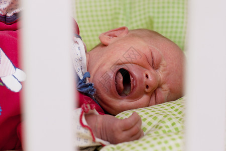 刚出生的婴儿在哭图片