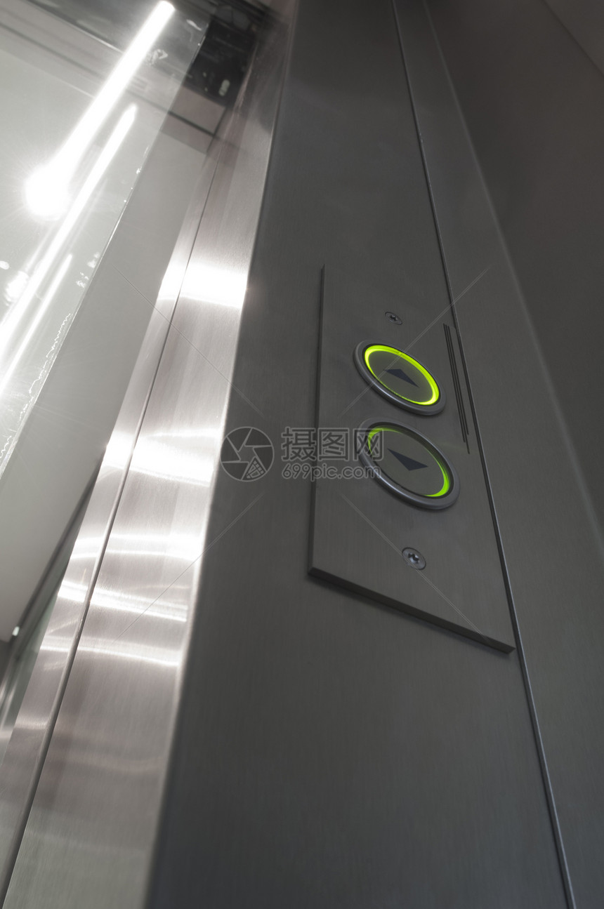 绿开的电梯按钮玻璃和铝门打开灯图片