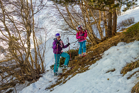 母亲和女儿在山上滑雪时图片