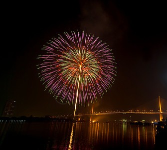 新年快乐烟花夜场景城市风景的江河风图片