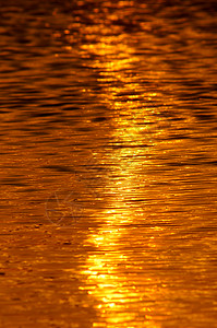 夕阳在湖面上的倒影图片