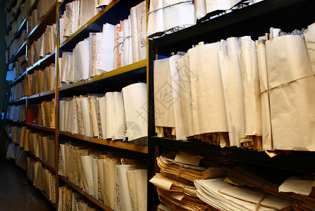 档案中堆积的纸质文件图片