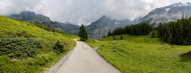 阿尔卑斯山的乡间小路图片
