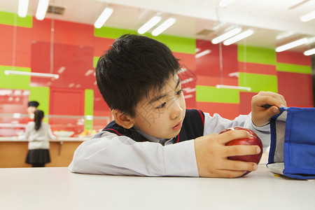 校男孩检查学校食堂图片