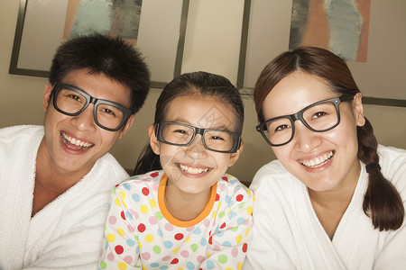 戴眼镜的幸福家庭图片