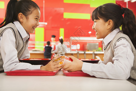 两所学校的女生在学校食堂图片