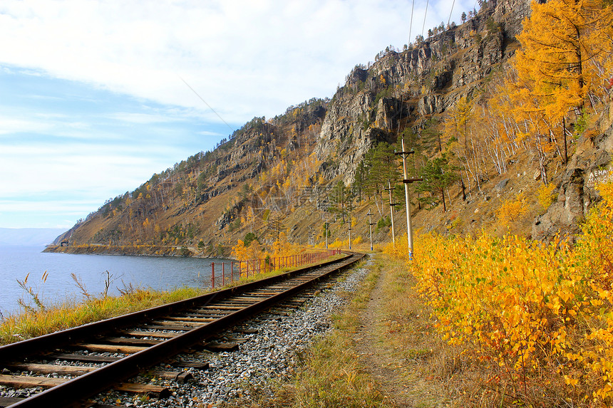俄罗斯贝加尔湖沿线的CirumBaikal铁路历史悠久的西伯利亚大铁路的一部分图片