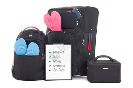 黑色旅行手提箱和带衣服的背包白色背景单图片