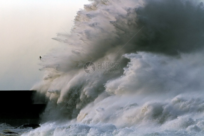 巨浪冲击葡萄牙海岸图片