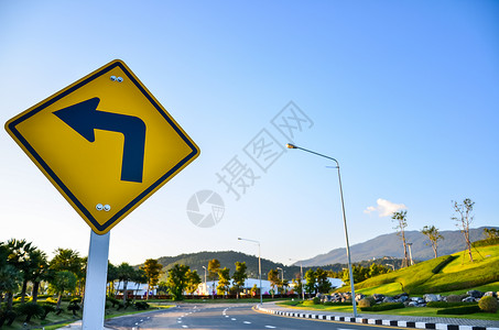 道路左转交通标志背景图片