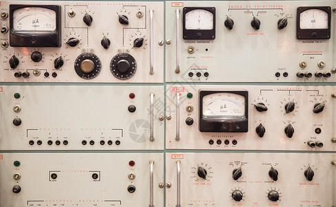实验室中的老式苏联控制面板图片