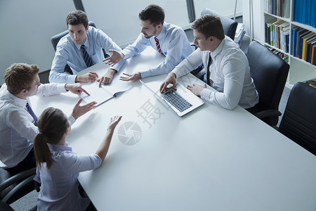 5名在办公室会议桌边举行商务会议的商图片