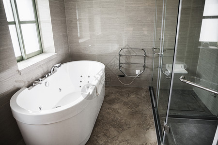 现代干净带浴缸和淋浴的室图片