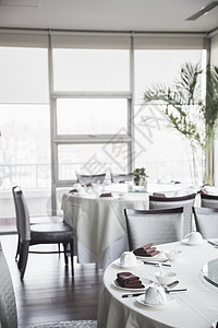 餐桌布置优雅的餐厅图片