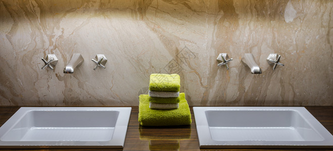 中心豪华双层浴室带有绿色和白图片