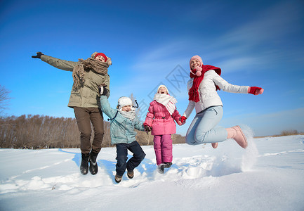 快乐的父母和孩子在冬天在外图片