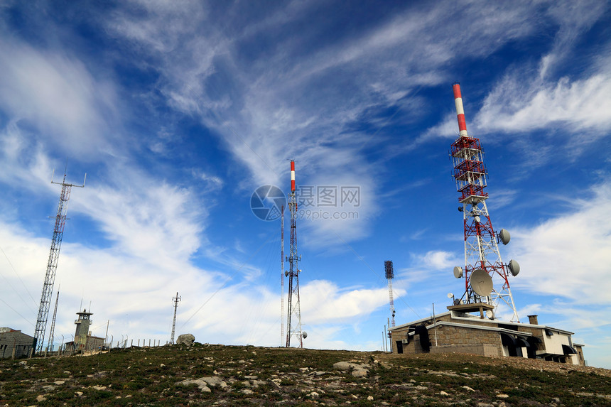 几类通信天线和红白塔用白云抵挡深山图片