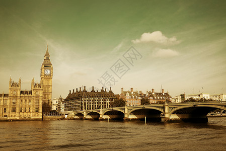伦敦大本钟和议会大厦在泰晤士河上的全景图片
