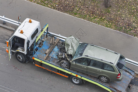 在一次公路事故中被破碎的汽车运到一高清图片