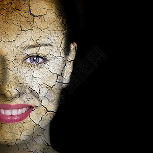妇女脸部被破碎的土质地覆盖图片