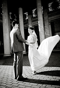 新婚夫妇手握的黑白照片新娘礼服上的风图片