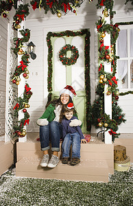 圣诞快乐的一家人戴着红帽子在背景图片